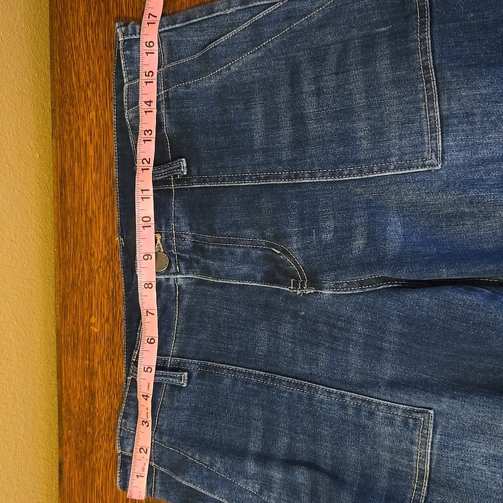 Women's Cropped Distressed Jeans - Picture 8 of 11